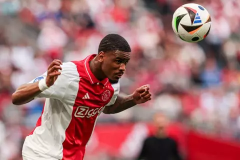 "طلب جديد من أياكس".. تقارير: جوريل هاتو يضغط للانتقال إلى تشيلسي 